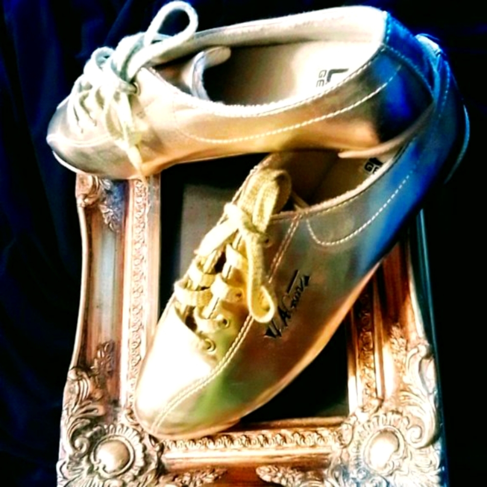 💥L.A. GEAR - Women's Size 6 Gold Sneakers